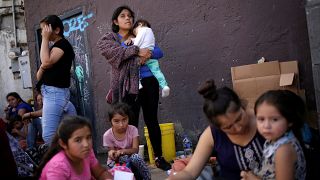 Meksikalı göçmenler sınırda bekleyişini sürdürüyor
