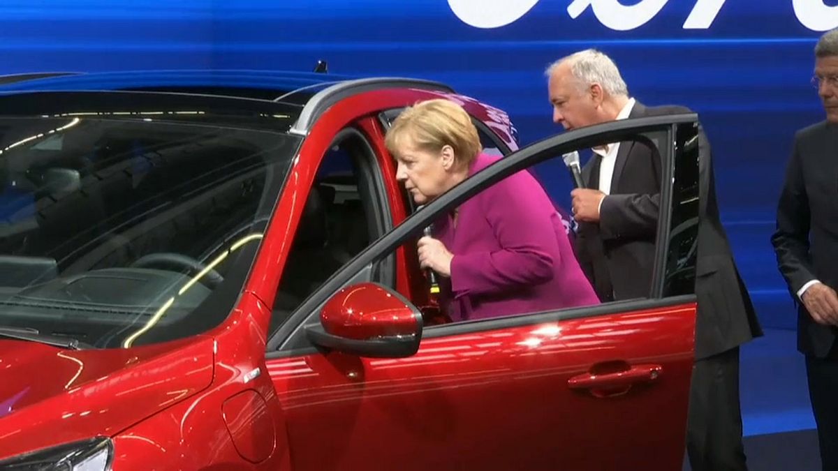 Merkel nyitotta meg a Frankfurti Autószalont