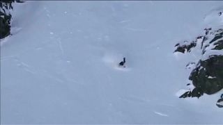 شاهد: متزلجة أمريكية تنجو من سقوط مروع في دورة الألعاب الشتوية