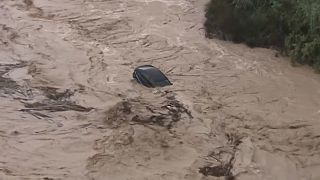 Auto von Fluten mitgerissen: zwei Tote in Spanien