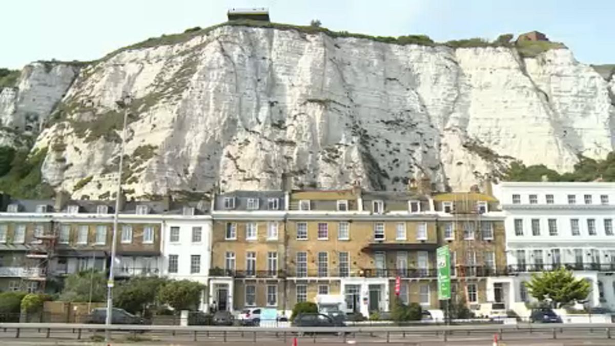 A doveri fehér sziklák, az Egyesült Királyság jelképe a La Manche-csatorna felől érkezve
