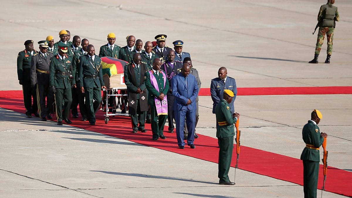بدء مراسم تكريم موغابي بعد انتهاء الخلاف بين الحكومة وعائلته حول مكان دفنه