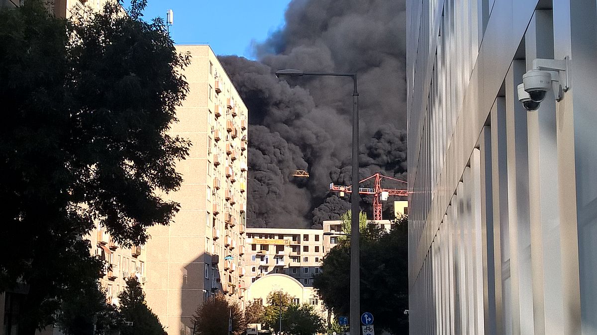 Hatalmas füsttel égett egy ház Budapesten