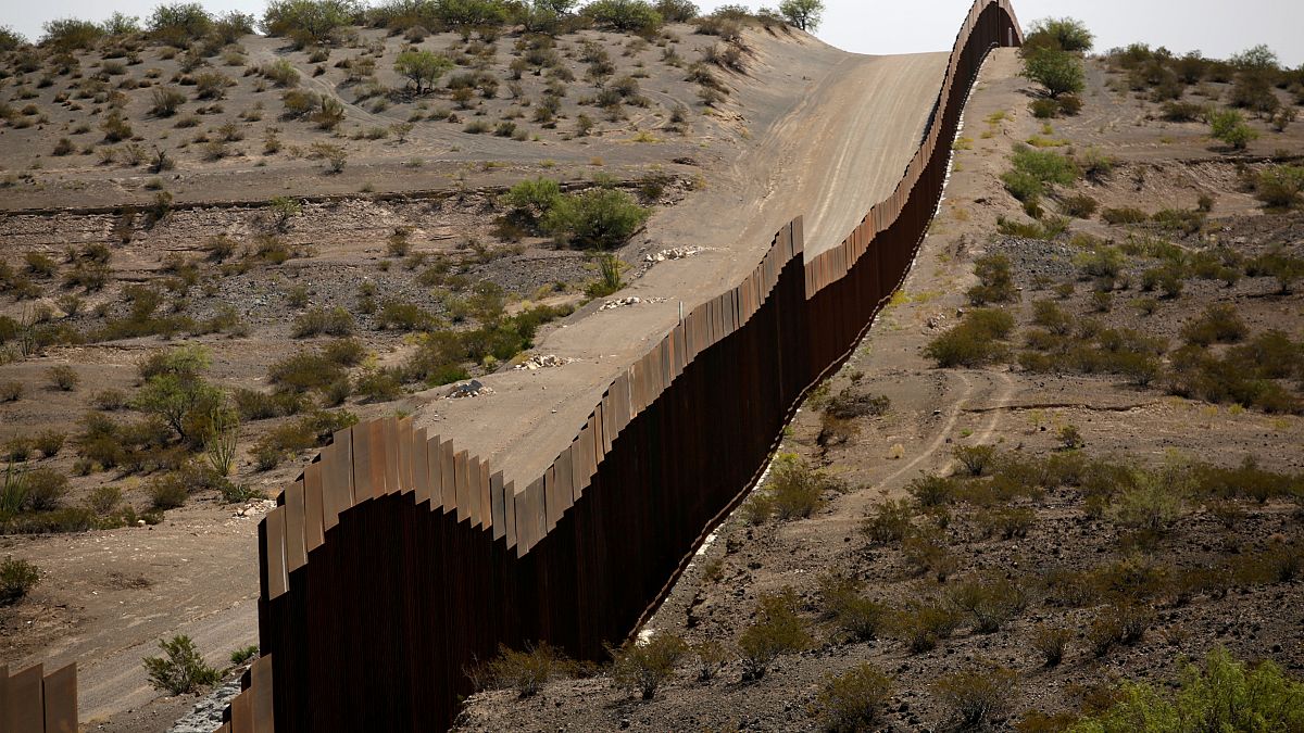 سياج حدودي بين الولايات المتحدة والمكسيك