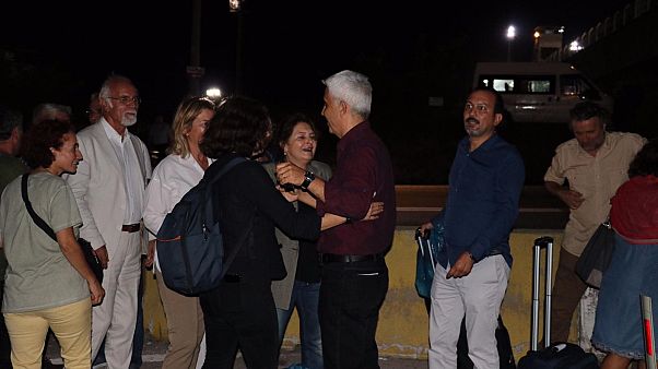 Cumhuriyet gazetesinin 5 eski yazarı, tahliye edildi ( Şahin Oktay - Anadolu Ajansı ) Cumhuriyet gazetesinin 5 eski yazarı, tahliye edildi ( Şahin Oktay - Anadolu Ajansı )