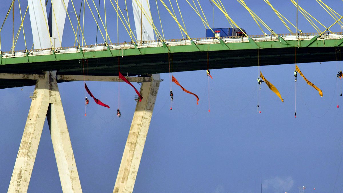 Hídról lógtak a Greenpeace-aktivisták