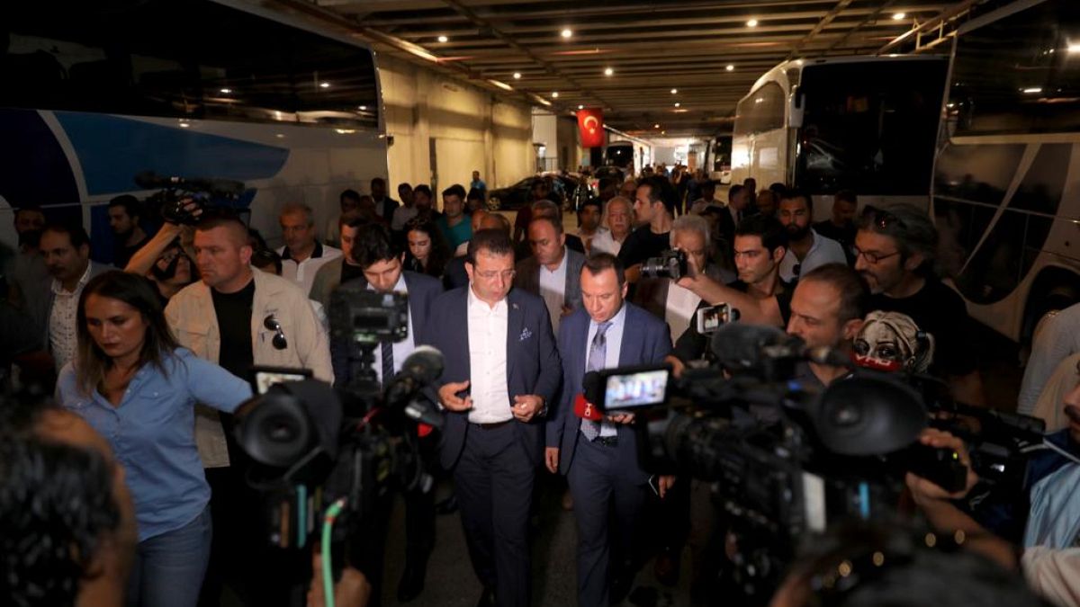 İstanbul Büyükşehir Belediye Başkanı Ekrem İmamoğlu İBB'ye devredilen 15 Temmuz Demokrasi Otogarında incelemelerde bulundu.