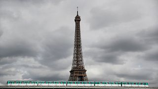 شلل في باريس بسبب اضراب عمال وسائل النقل احتجاجا على تعديل قانون التقاعد