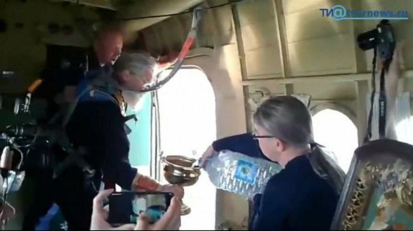 Rus piskopos, şehri alkol ve şehvetten korumak için uçaktan döktüğü kutsal suyla yıkadı Rus piskopos, şehri alkol ve şehvetten korumak için uçaktan döktüğü kutsal suyla yıkadı