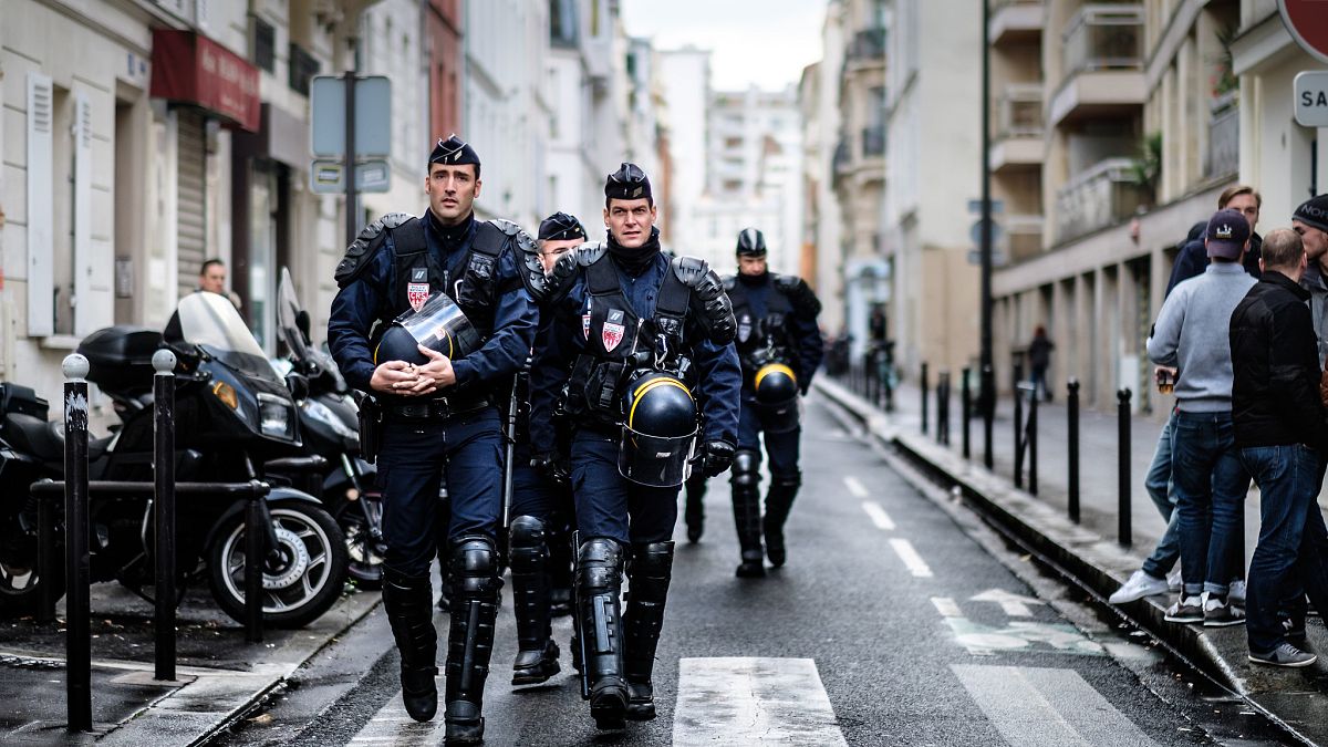 Video: Paris'te polis vatandaşa sokak ortasında dayak attı