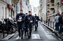 Video: Paris'te polis vatandaşa sokak ortasında dayak attı