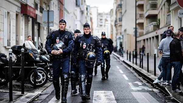Video: Paris'te polis vatandaşa sokak ortasında dayak attı Video: Paris'te polis vatandaşa sokak ortasında dayak attı