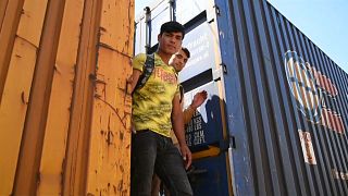 Migranten springen auf Güterzüge