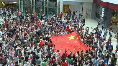 حامیان دولت محلی هنگ‌کنگ در یک مرکز خرید تجمع کردند