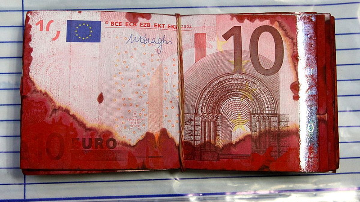Archiv: Euro-Scheine aus einem geknackten Geldautomaten