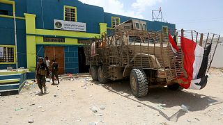 مركبات عسكرية مدرعة يستخدمها المقاتلون الانفصاليون الجنوبيون المدعومون من دولة الإمارات خارج مقر المجلس الانتقالي الجنوبي الانفصالي