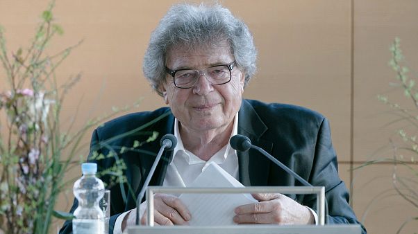 Konrád György magyar író előadást tart a schleswig-holsteini tartományi parlament kieli épületében 2014. március 8-án. Konrád György magyar író előadást tart a schleswig-holsteini tartományi parlament kieli épületében 2014. március 8-án.