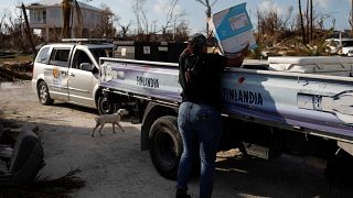 Eine Freiwillige der NGO World Central Kitchen lädt Lebensmittel zur Verteilung auf einen LKW.