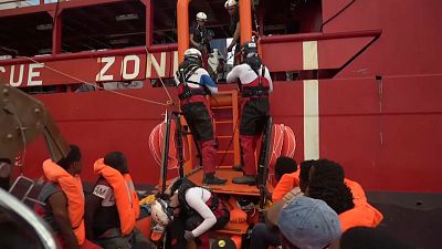 إيطاليا تسمح لسفينة الإنقاذ "أوشن فايكينغ" بإنزال 82 مهاجراً في ميناء لامبيدوسا