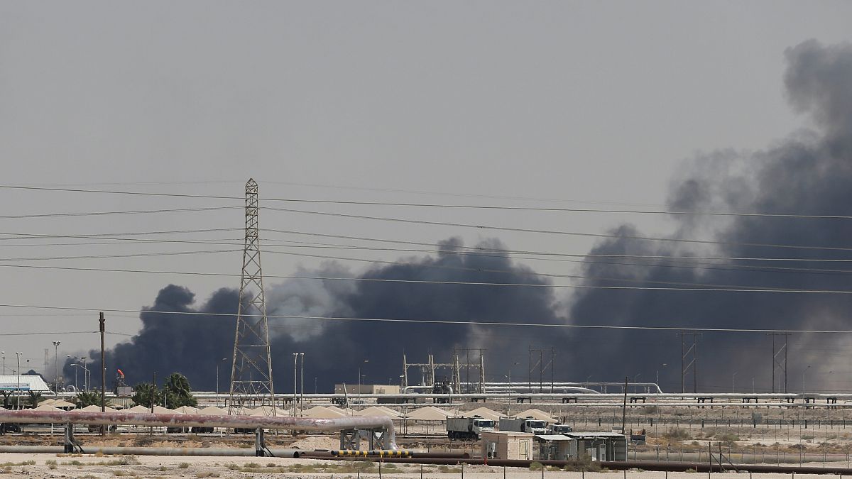 دخان يتصاعد من منشأة تابعة لأرامكو بمدينة البقيق بعد استهدافها من الحوثيين. أيلول 2019