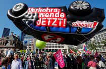  شاهد: في معرض فرانكفورت الدولي للسيارات.. مظاهراتٌ تدعو لتصنيع سيارات صديقة للبيئة