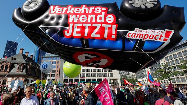 Klímatüntetők szakították félbe a frankfurti gépjármű-kiállítást Klímatüntetők szakították félbe a frankfurti gépjármű-kiállítást