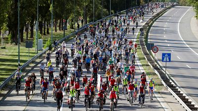 Frankfurt Otomobil Fuarı'nı protesto eden 25 bin bisikletli çevreci otoyol kapattı