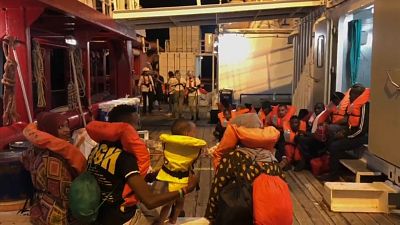 "Ocean Viking": Migranten gehen in Lampedusa an Land
