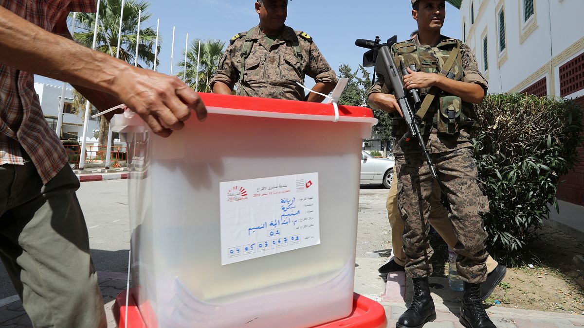فتح مكاتب التصويت لانتخاب رئيس جديد لتونس يختاره 7 ملايين ناخب  