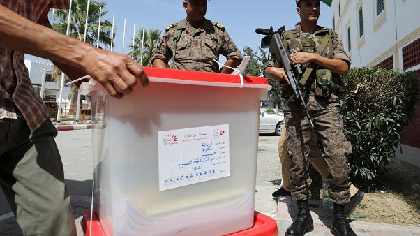فتح مكاتب التصويت لانتخاب رئيس جديد لتونس يختاره 7 ملايين ناخب فتح مكاتب التصويت لانتخاب رئيس جديد لتونس يختاره 7 ملايين ناخب