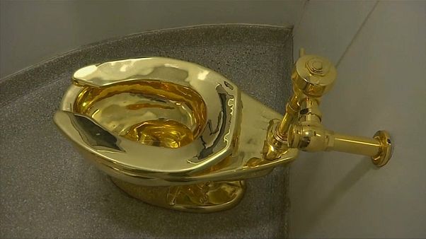 В Британии ищут золотой унитаз В Британии ищут золотой унитаз
