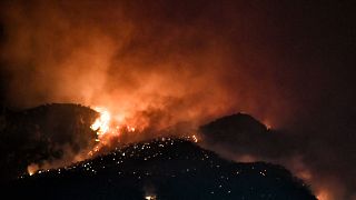 Φλόγες από την πυρκαγιά που ξέσπασε σε αγροτική έκταση στο Λουτράκι
