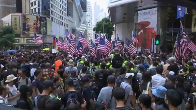 محتجون رفعوا العلم الأمريكي في مظاهرا هونغ كونغ اليوم الأحد 15 سبتمبر/أيلول 