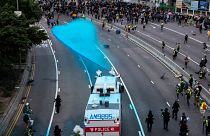 Cannoni ad acqua con colorante blu per fermare i dimostranti di Hong Kong.
