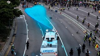 Cannoni ad acqua con colorante blu per fermare i dimostranti di Hong Kong.