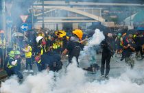 Binlerce Hong Konglu yasağa rağmen yürüdü; şehir savaş alanına döndü