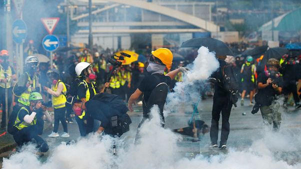 Binlerce Hong Konglu yasağa rağmen yürüdü; şehir savaş alanına döndü Binlerce Hong Konglu yasağa rağmen yürüdü; şehir savaş alanına döndü