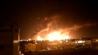 جانب من الحريق الذي نشب إثر هجوم بطائرات مسيرة على منشأتين لشركة أرامكو السعودية العملاقة 14-09-19