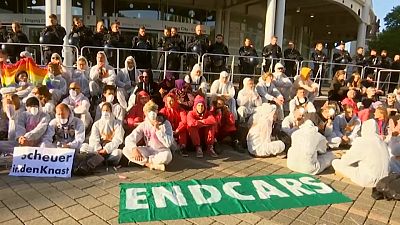 Klímavédők tüntettek a Frankfurti Autószalonnál