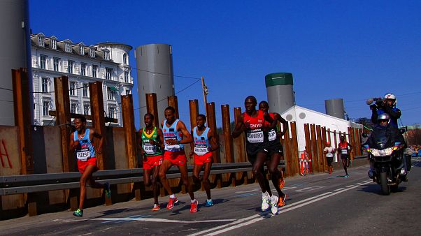 Kamworor bate recorde do mundo da meia maratona Kamworor bate recorde do mundo da meia maratona