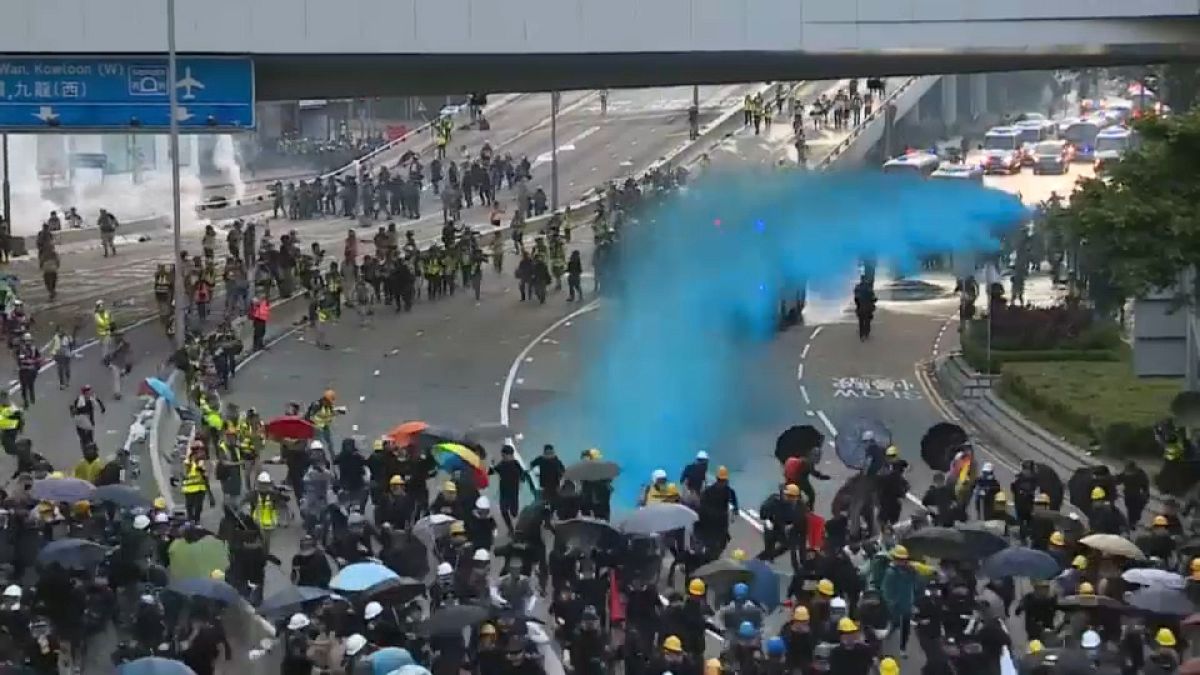 Бушующий Гонконг: протесты у британского консульства