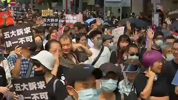 Tízezres tömeg a betiltott tüntetésen Hongkongban Tízezres tömeg a betiltott tüntetésen Hongkongban