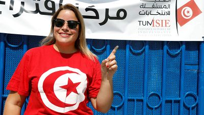 مواطنة تونسية أمام أحد مراكز الاقتراع في العاصمة التونسية 