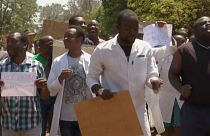 شاهد: أطباء يتظاهرون في زمبابوي مطالبين بالافراج عن زعيم نقابي تم "اختطافه"