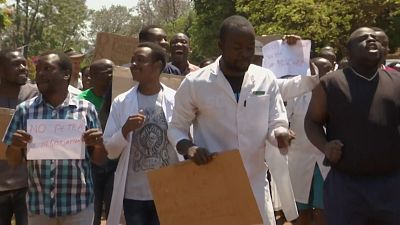 Врачи Зимбабве вышли на акцию протеста