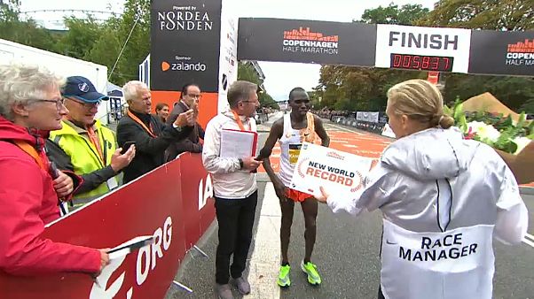 Kenianer Kamworor verbessert Halbmarathon-Weltrekord Kenianer Kamworor verbessert Halbmarathon-Weltrekord