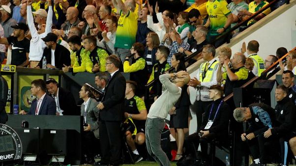 Pep Guardiola si dispera dopo la sconfitta con il Norwich (3-2) allo stadio Carrow Road. Pep Guardiola si dispera dopo la sconfitta con il Norwich (3-2) allo stadio Carrow Road.