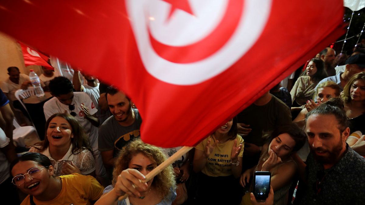 Tunus'un Kalbi Partisi Lideri Nebil el-Karvi taraftarları seçim sonuçlarını kutladı