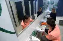 من حملة تجديد المراحيض في إحدى المدارس الأسترالية