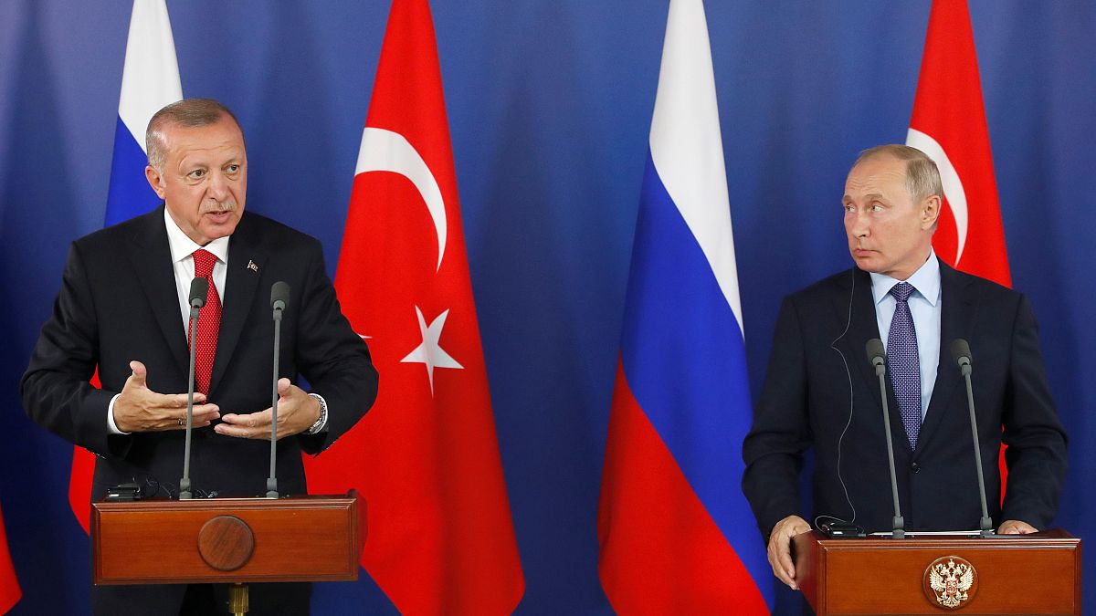 الرئيس التركي رجب طيب أردوغان و الرئيس الروسي فلاديمير بوتين خلال مؤتمر صحفي على هامش المعرض الدولي للطيران والفضاء في موسكو، روسيا، 27 أغسطس 2019